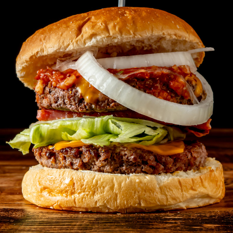 鉄板で焼かれたカリカリのパティが特徴のスマッシュバーガー